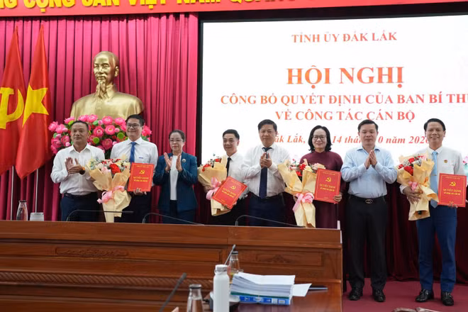 Các đồng chí Thường trực Tỉnh ủy Đắk Lắk trao quyết định của Ban Bí thư và tặng hoa chúc mừng các đồng chí được chỉ định tham gia Ban Chấp hành Đảng bộ tỉnh. (Ảnh: CTV)