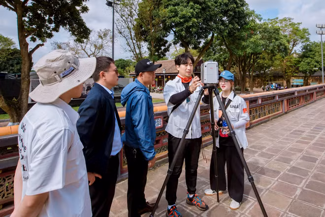 Đội ngũ chuyên gia, kỹ sư của Trung tâm Bảo tồn Di tích Cố đô Huế và đối tác trao đổi về kỹ thuật quét 3D tại Điện Thái Hòa. Ảnh: Trung tâm Bảo tồn Di tích Cố đô Huế