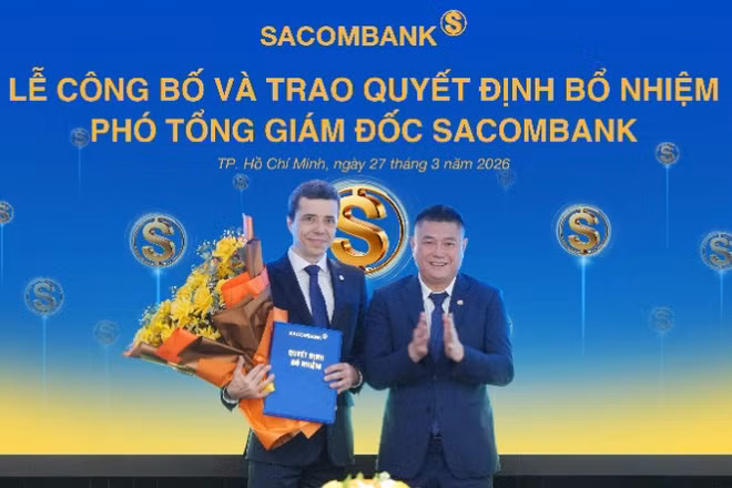 Ông Nguyễn Đức Thụy - Tổng Giám đốc Sacombank (bên phải) tặng hoa chúc mừng ông Loic Faussier nhận nhiệm vụ tại Sacombank.
