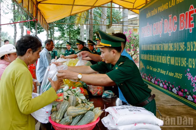 Cán bộ Bộ đội Biên phòng thành phố Cần Thơ và mạnh thường quân trao quà cho người dân.