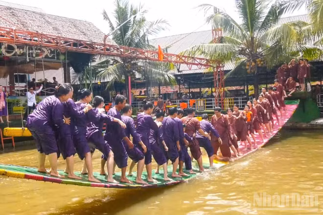 Du khách trải nghiệm trò chơi dân gian tại Làng du lịch sinh thái Ông Đề, thành phố Cần Thơ.