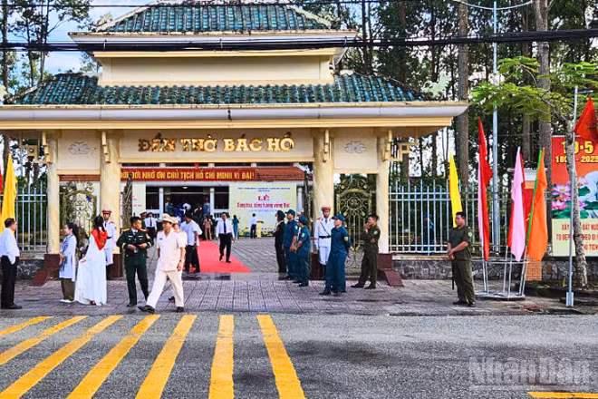 Đền thờ Bác Hồ được xây dựng trên vùng đất phía bắc nơi ngã tư của hai con kênh Long Mỹ II và Năm Căn giao nhau thuộc xã Lương Tâm, thành phố Cần Thơ