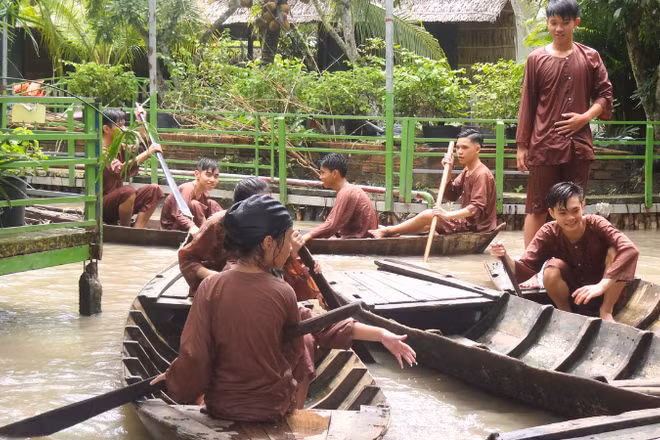 Du khách tham gia trò chơi dân gian tại Làng du lịch sinh thái Ông Đề, thành phố Cần Thơ. (Ảnh: VĂN ÚT)
