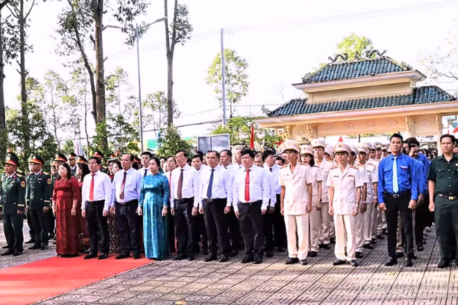 Lãnh đạo thành phố Cần Thơ viếng Đền thờ Bác Hồ ở xã Lương Tâm.