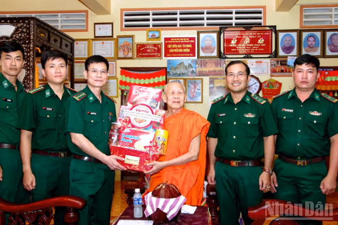 Đại tá Lương Hữu Trung, Phó Chỉ huy trưởng Bộ đội Biên phòng thành phố Cần Thơ thăm, tặng quà Hòa thượng Thạch Huôl, Trụ trì chùa Prey Chóp, xã Lai Hòa.