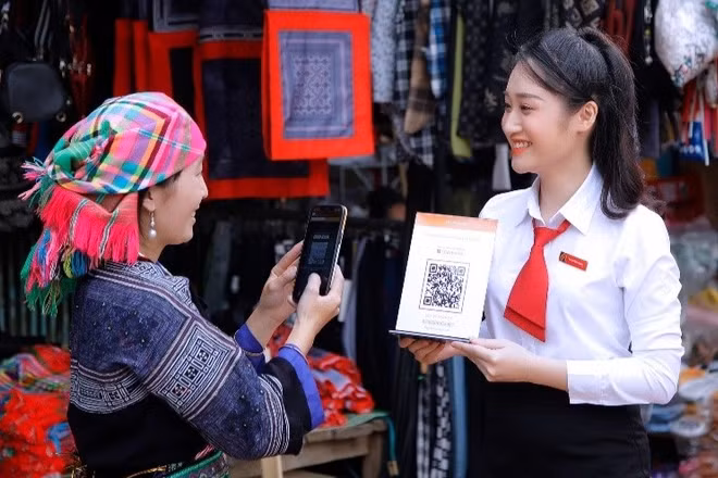 Hiện nay, đối với người dân tại vùng sâu, vùng xa hoặc những nhóm có đặc thù riêng, khả năng tiếp cận và sử dụng sản phẩm, dịch vụ tài chính vẫn còn khoảng cách. (Ảnh: HIỀN HƯƠNG)