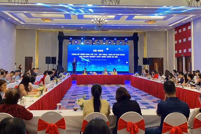 Quang cảnh Hội nghị “Công bố triển khai cấp C/O, đối thoại với doanh nghiệp nhằm hướng dẫn tháo gỡ khó khăn trong giải quyết thủ tục hành chính theo quy định phân cấp phân quyền từ khi thực hiện chính quyền 2 cấp và tận dụng các FTA mở rộng thị trường cho doanh nghiệp xuất khẩu của thành phố Hà Nội” tổ chức sáng 28/10.