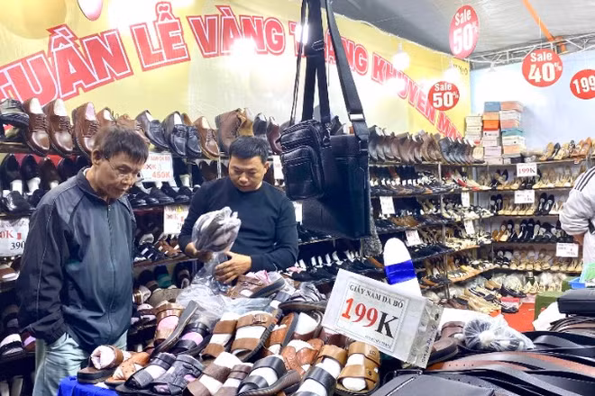 Người tiêu dùng mua sắm tại sự kiện “Ngày hội khuyến mại tháng 11”.