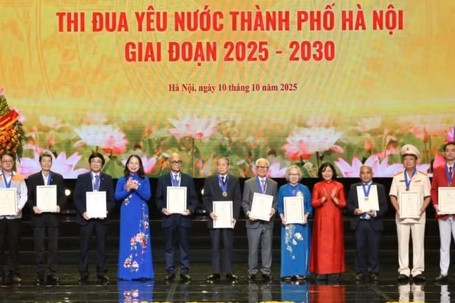 Phó Chủ tịch nước, Phó Chủ tịch thứ nhất Hội đồng Thi đua-Khen thưởng Trung Ương Võ Thị Ánh Xuân và Bí thư Thành ủy Hà Nội Bùi Thị Minh Hoài trao tặng danh hiệu “Công dân Thủ đô ưu tú” năm 2025 cho 10 cá nhân.