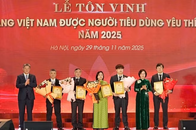 Lãnh đạo thành phố Hà Nội tặng hoa Ban giám khảo và các đơn vị đồng hành cùng chương trình.
