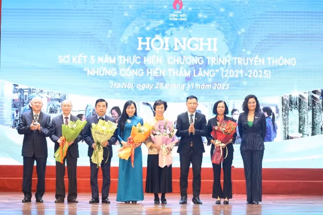 Ban tổ chức tặng hoa tri ân những cá nhân, tập thể đã đồng hành, đóng góp cho chương trình.