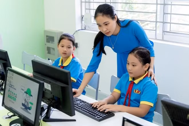 Cô và trò trường Tiểu học Tử Đà thực hành trên máy vi tính mới được tặng.