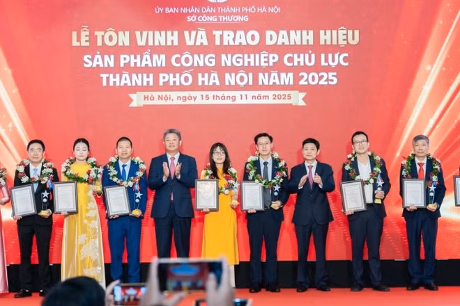 Lãnh đạo thành phố Hà Nội trao danh hiệu Top 10 Sản phẩm công nghiệp chủ lực thành phố Hà Nội năm 2025.