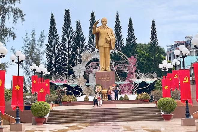 Rực rỡ cờ hoa trong những ngày tháng Tám tại khu vực tượng đài Bác Hồ ở bến Ninh Kiều, thành phố Cần Thơ. (Ảnh: VĂN ÚT)