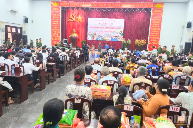 Quang cảnh ngày hội. (Ảnh: VĂN ÚT)