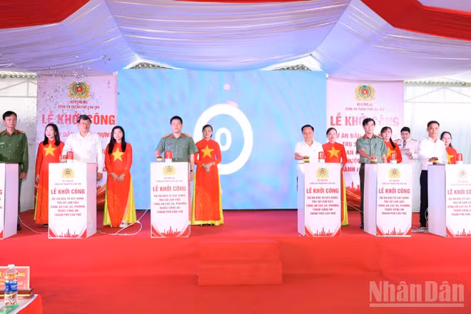 Các đồng chí lãnh đạo và đại biểu thực hiện nghi thức bấm nút khởi công dự án. (Ảnh: Công an cung cấp)