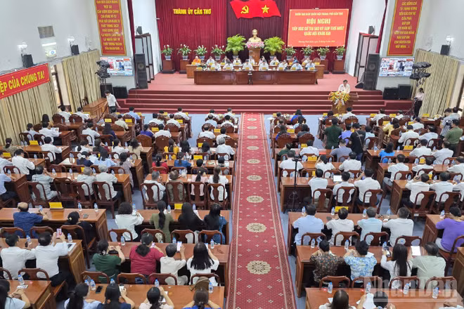 Quang cảnh hội nghị tiếp xúc cử tri.