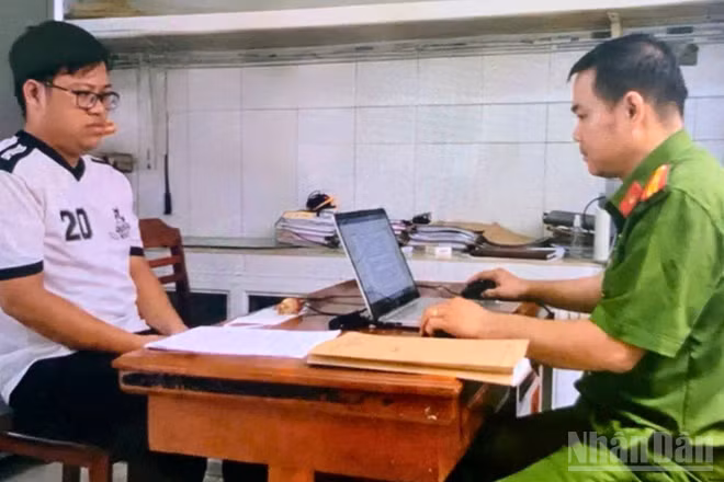Điều tra viên làm việc với đối tượng Đặng Quang Vinh.