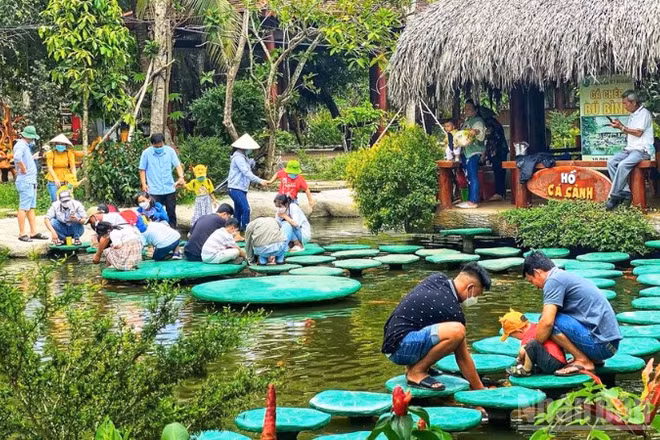 Du khách trải nghiệm các trò chơi dân gian tại các điểm du lịch trên địa bàn thành phố Cần Thơ.