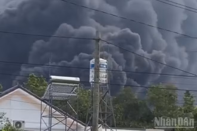 Hiện trường vụ cháy cột khói bốc lên lan rộng khu vực chung quanh. (Ảnh: CTV)