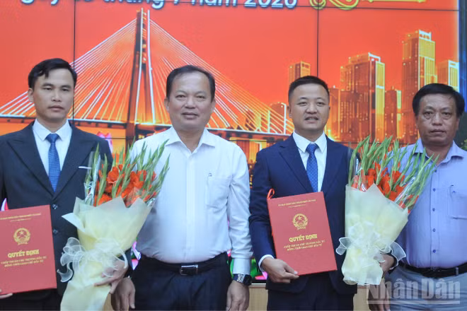 Ông Nguyễn Văn Hòa, Phó chủ tịch Ủy ban nhân dân thành phố Cần Thơ, trao quyết định chấp thuận chủ trương đầu tư, giao chủ đầu tư thực hiện 2 dự án nhà ở xã hội. 