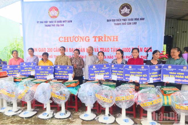 Bà Hồ Thị Cẩm Đào, Phó Bí thư Thành ủy Cần Thơ, Chủ tịch Ủy ban Mặt trận Tổ quốc Việt Nam thành phố tặng 10 phần quà cho gia đình có hoàn cảnh khó khăn tại phường Long Bình.