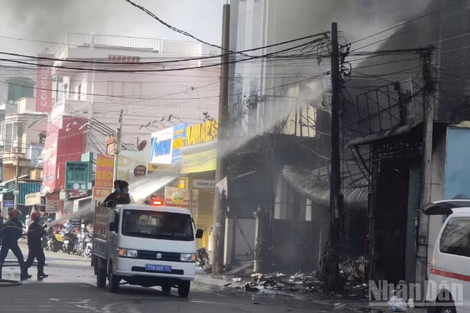 Lực lượng phòng cháy, chữa cháy và cứu nạn, cứu hộ đã khẩn trương điều động phương tiện cùng cán bộ, chiến sĩ đến hiện trường triển khai các biện pháp dập lửa.