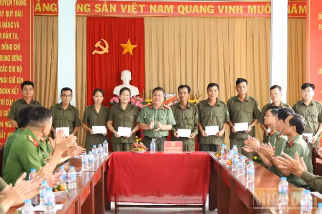 Đại tá Nguyễn Thanh Tràng, Phó Giám đốc Công an thành phố Cần Thơ thăm, tặng quà lực lượng tham gia bảo vệ an ninh, trật tự ở cơ sở.