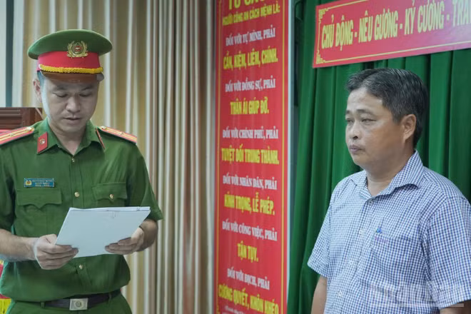 Cơ quan điều tra tống đạt quyết định khởi tố bị can, lệnh bắt tạm giam đối với ông Võ Chí Công. (Ảnh CACC)