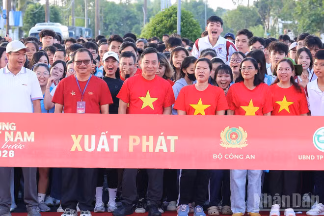 Đại biểu chuẩn bị xuất phát tham gia đi bộ hưởng ứng. (Ảnh: VĂN ÚT)