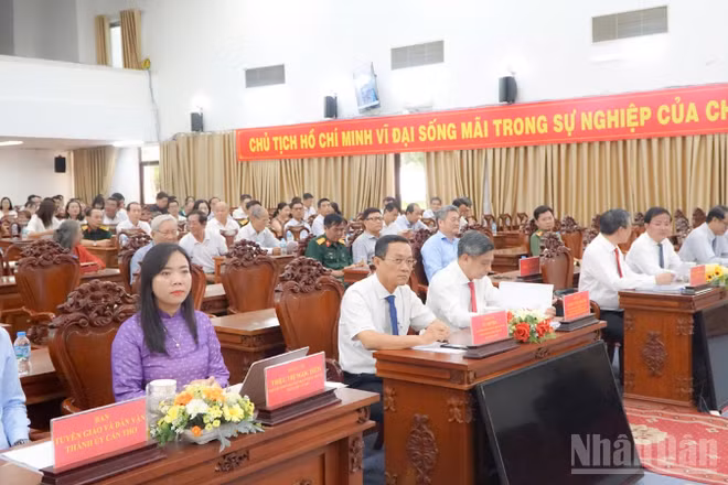 Đại biểu tham dự buổi họp mặt.