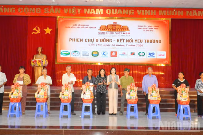 Đồng chí Nguyễn Thị Thanh, Ủy viên Trung ương Đảng, Phó Chủ tịch Quốc hội tặng quà cho gia đình chính sách, người có công.