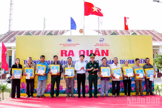 Lãnh đạo Bộ đội Biên phòng thành phố Cần Thơ và Bệnh viện Đa khoa Hòa Hảo - Medic Cần Thơ tặng quà cho các hộ gia đình chính sách.