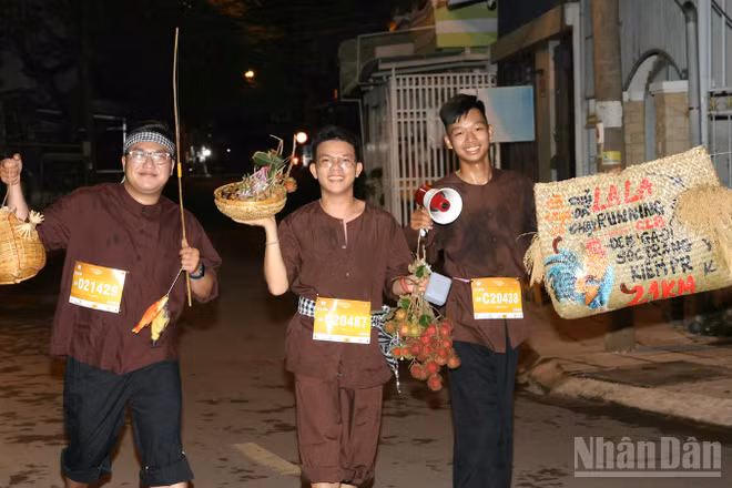 Vận động viên tham gia chạy và trải nghiệm đường quê. 