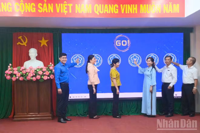 Ban Tổ chức thực hiện nghi thức khai mạc hội thi.