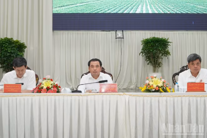 Đồng chí Trần Đức Thắng, Ủy viên Bộ Chính trị, Bộ trưởng Nông nghiệp và Môi trường (ngồi giữa) chủ trì hội nghị.