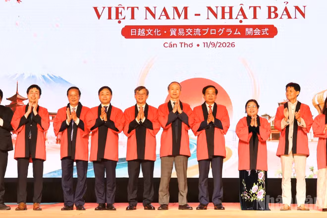 Lãnh đạo thành phố Cần Thơ cùng các đại biểu đến từ Nhật Bản trong Lễ khai mạc Chương trình Giao lưu Văn hóa-Thương mại Việt Nam-Nhật Bản năm 2026. (Ảnh: VĂN ÚT)