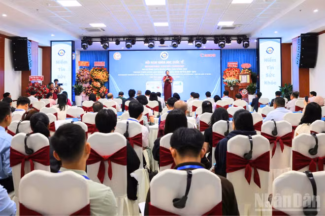 Chuyên gia báo cáo tại hội nghị. (Ảnh: Bệnh viện cung cấp)