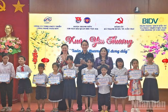 Bà Mã Thị Tươi (áo tím), Phó Chủ tịch Thường trực Hội đồng nhân dân thành phố Cần Thơ tặng học bổng cho các em học sinh.