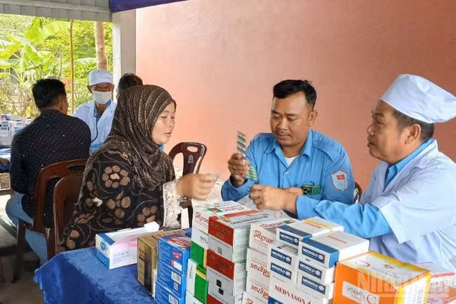 Hơn 200 lượt người dân Campuchia được khám bệnh, cấp thuốc miễn phí.