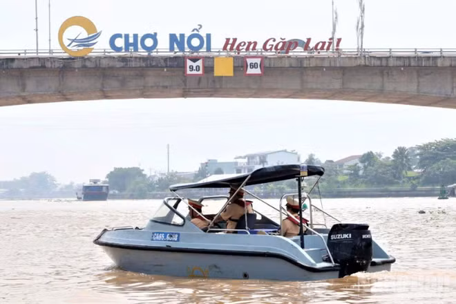 Đội Cảnh sát giao thông đường thủy số 2, Phòng Cảnh sát giao thông Công an thành phố Cần Thơ thực hiện nhiệm vụ tuần tra, bảo đảm an toàn giao thông đường thủy khu vực chợ nổi Cái Răng. (Ảnh: Công an cung cấp)