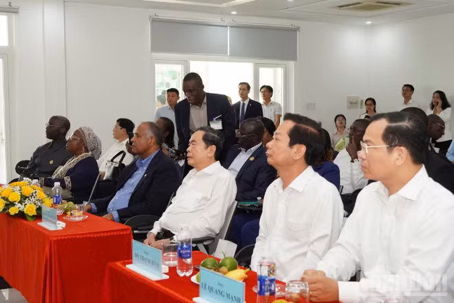 Quang cảnh Chủ tịch Quốc hội Trần Thanh Mẫn và Chủ tịch Quốc hội Bờ Biển Ngà thăm Công ty Cổ phần Nông nghiệp Công nghệ cao Trung An. (Ảnh: VĂN ÚT)