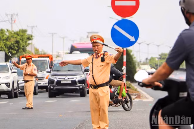Lực lượng Cảnh sát giao thông Cần Thơ có mặt khắp các tuyến đường.