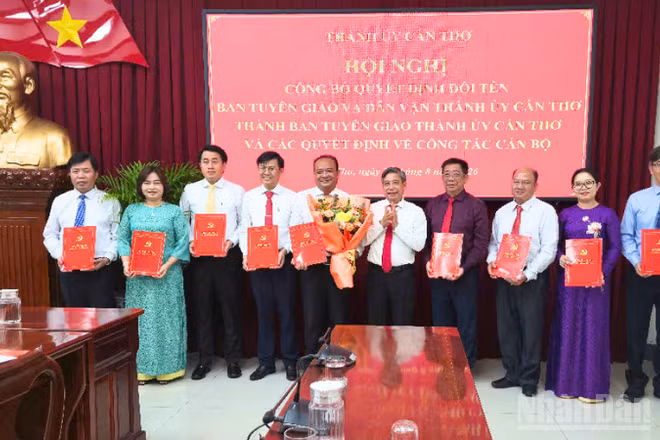 Đồng chí Đồng Văn Thanh, Ủy viên Trung ương Đảng, Phó Bí thư Thường trực Thành ủy, Chủ tịch Hội đồng nhân dân thành phố Cần Thơ trao Quyết định về công tác cán bộ. (Ảnh: VĂN ÚT)