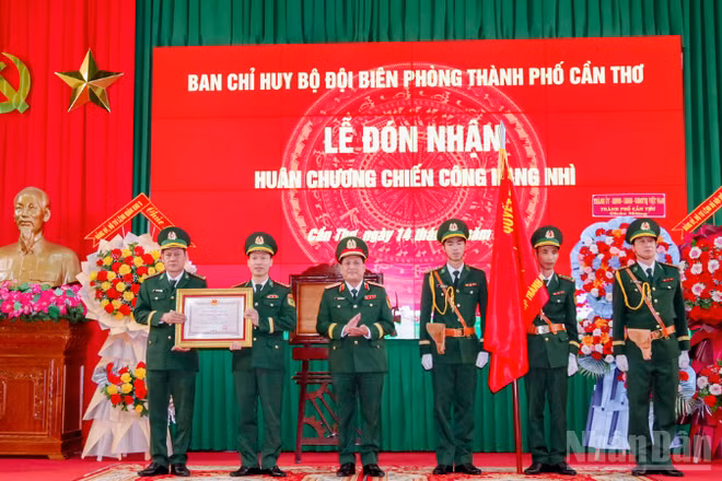 Thiếu tướng Chiêm Thống Nhất, Ủy viên Trung ương Đảng, Phó Tư lệnh, Tham mưu trưởng Quân khu 9 trao Huân chương Chiến công hạng Nhì cho tập thể Bộ đội Biên phòng thành phố Cần Thơ.
