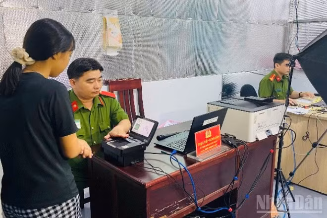 Cán bộ, chiến sĩ Công an phường Long Bình làm việc liên tục để phục vụ người dân.