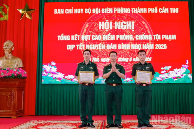 Đại tá Phạm Lê Xuân Bình, Chỉ huy trưởng Bộ đội Biên phòng thành phố trao giấy khen cho các tập thể.