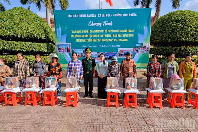 Trao tặng quà cho các hộ gia đình Khmer có hoàn cảnh khó khăn tại chương trình.