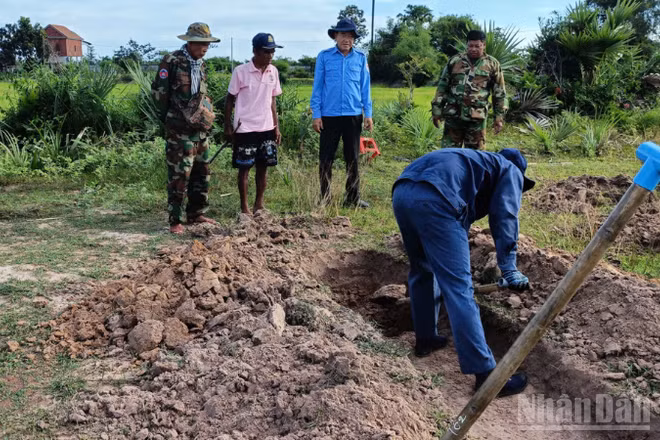 Cán bộ, chiến sĩ Đội K90 triển khai đào tìm tại các khu vực đồi núi, không bị ảnh hưởng nhiều do mưa kéo dài. (Ảnh: Quân khu 9 cung cấp)