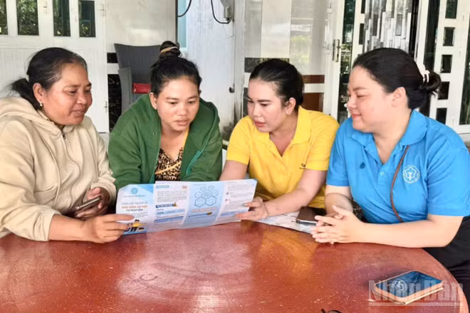 Đội ngũ nhân viên thu, giao dịch viên cơ sở cũng được xác định là lực lượng quan trọng để đưa chính sách vào cuộc sống. (Ảnh: VĂN ÚT)